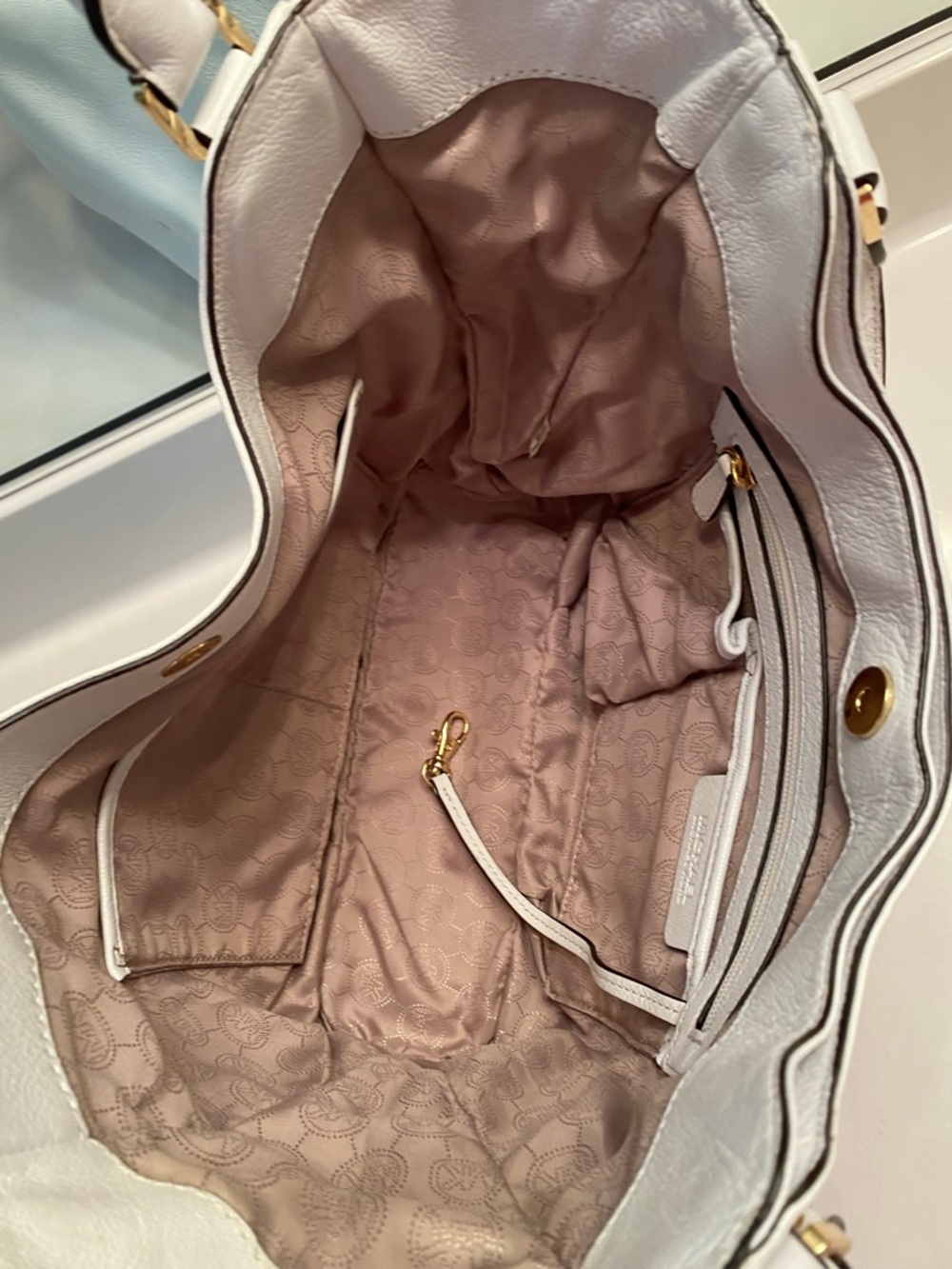 Michael Kors White Leather Shoulder Bag with Gold Hardware - Picture 5 of 8